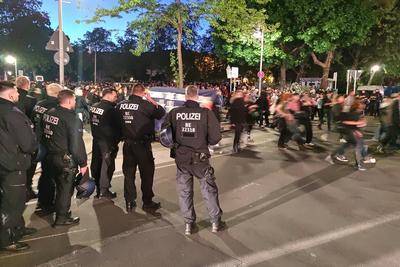 Berlin, Deutschland, 30.04.2025: Kreuzberg: Linke Queerfeminismus-Demo am Vorabend zum 1. Mai: Demonstranten ziehen vom-stock-foto