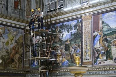 ITALY -  SETTING UP OF THE SISTINE CHAPEL AND INSTALLATION OF THE CHIMNEY BEFORE THE START OF THE CONCLAVE - 2025/5/3-stock-foto