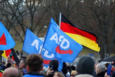 Anh?nger mit AfD-Fahnen und Deuschlandflaggen vor der Haupb?hne - AfD-Abschlusskundgebung zur vorgezogenen Bundestagswah-stock-foto