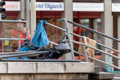 Auto faehrt in Menschenmenge in Stuttgart-stock-foto