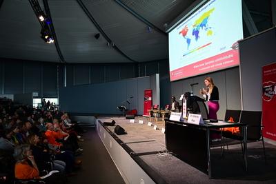 Podium Wenn die Heimat unbewohnbar wird-stock-photo