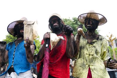 PU ER, CHINA - MAY 02: People take part in a folk event called daubing face black on May 2, 2025 in Mojiang Hani Autonom-stock-foto
