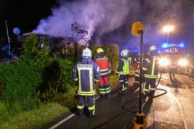 Feuerwehr r?ckt zu Schuppenbrand aus ? Zwei Eins?tze binnen kurzer Zeit-stock-photo