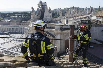ITALY -  SETTING UP OF THE SISTINE CHAPEL AND INSTALLATION OF THE CHIMNEY BEFORE THE START OF THE CONCLAVE - 2025/5/3-stock-foto