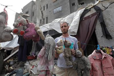 Palestinian man Feras Wishah, 40, is living in a tent erected atop the ruins of his destroyed home in Al-Bureij refugee camp in central Gaza, on 03 May 2025. after losing 18 members of his family in an Israeli airstrike that targeted their house-stock-foto