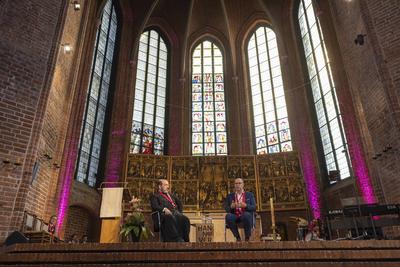 Dialogbibelarbeit am Kirchentag mit Bischof Emmanuel von Christoupolis-stock-foto