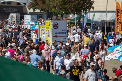 Maimarkt Mannheim 2025: Viele Besucher am Br?ckentag 02. Mai. Der Mannheimer Maimarkt ist die gr??te regionale Verbrauch-stock-photo