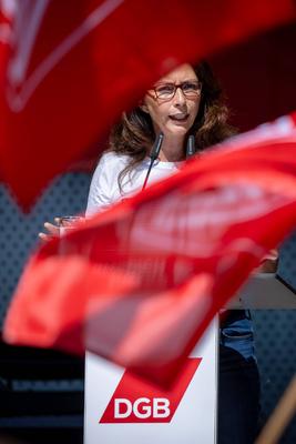 DGB Bundesvorsitzende Yasmin Fahimi bei Maidemonstration-stock-foto
