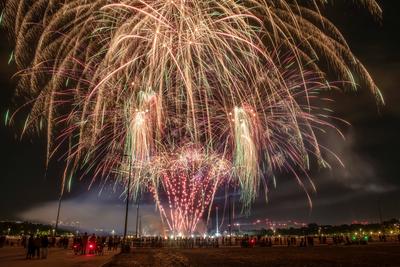 Farbenpr?chtiges Feuerwerk ?ber dem M?nchner Fr?hlingsfest, Freitagabend, M?nchen, 2. Mai 2025-stock-foto