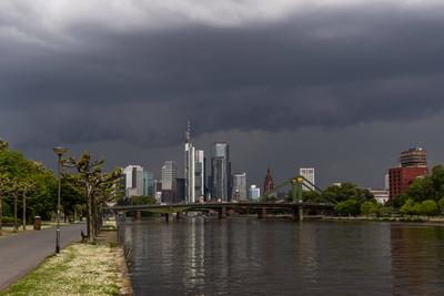Gewitterfront ?ber Frankfurt-stock-foto