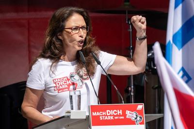 DGB Bundesvorsitzende Yasmin Fahimi bei Maidemonstration-stock-foto