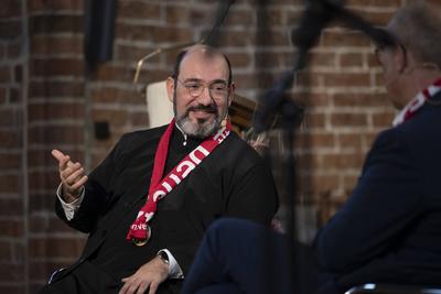 Dialogbibelarbeit am Kirchentag mit Bischof Emmanuel von Christoupolis-stock-foto