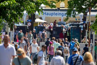 Maimarkt Mannheim 2025: Viele Besucher am Br?ckentag 02. Mai. Der Mannheimer Maimarkt ist die gr??te regionale Verbrauch-stock-photo