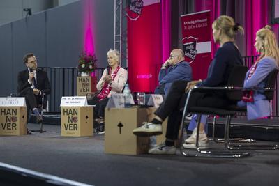 Podium Sexualisierte Gewalt und Machtmissbrauch-stock-foto