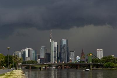 Gewitterfront ?ber Frankfurt-stock-foto