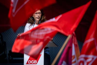 DGB Bundesvorsitzende Yasmin Fahimi bei Maidemonstration-stock-foto