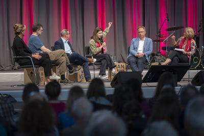 Podium Klimapolitik zwischen Technik und Genuegsamkeit-stock-foto