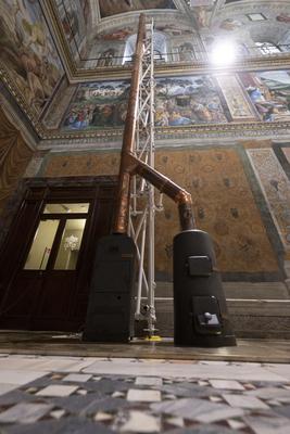 ITALY -  SETTING UP OF THE SISTINE CHAPEL AND INSTALLATION OF THE CHIMNEY BEFORE THE START OF THE CONCLAVE - 2025/5/3-stock-foto