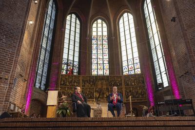 Dialogbibelarbeit am Kirchentag mit Bischof Emmanuel von Christoupolis-stock-foto