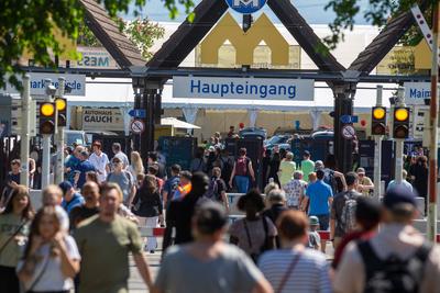 Maimarkt Mannheim 2025: Viele Besucher am Br?ckentag 02. Mai. Der Mannheimer Maimarkt ist die gr??te regionale Verbrauch-stock-photo