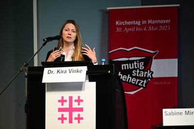 Podium Wenn die Heimat unbewohnbar wird-stock-photo