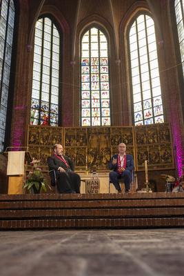 Dialogbibelarbeit am Kirchentag mit Bischof Emmanuel von Christoupolis-stock-foto