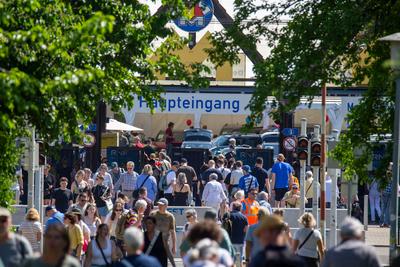 Maimarkt Mannheim 2025: Viele Besucher am Br?ckentag 02. Mai. Der Mannheimer Maimarkt ist die gr??te regionale Verbrauch-stock-photo