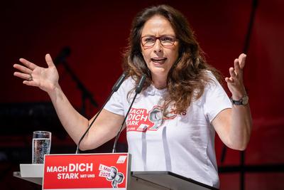 DGB Bundesvorsitzende Yasmin Fahimi bei Maidemonstration-stock-foto