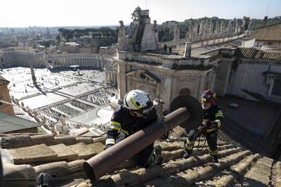 ITALY -  SETTING UP OF THE SISTINE CHAPEL AND INSTALLATION OF THE CHIMNEY BEFORE THE START OF THE CONCLAVE - 2025/5/3-stock-foto