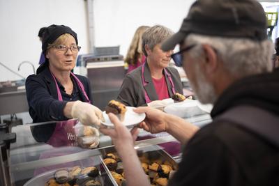 Kostenloses Essen fuer alle auf dem Kirchentag-stock-foto