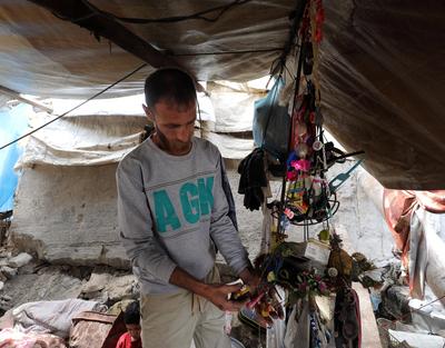 Palestinian man Feras Wishah, 40, is living in a tent erected atop the ruins of his destroyed home in Al-Bureij refugee camp in central Gaza, on 03 May 2025. after losing 18 members of his family in an Israeli airstrike that targeted their house-stock-foto