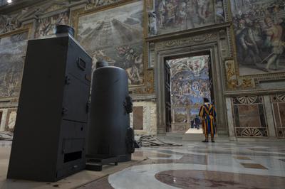 ITALY -  SETTING UP OF THE SISTINE CHAPEL AND INSTALLATION OF THE CHIMNEY BEFORE THE START OF THE CONCLAVE - 2025/5/3-stock-foto