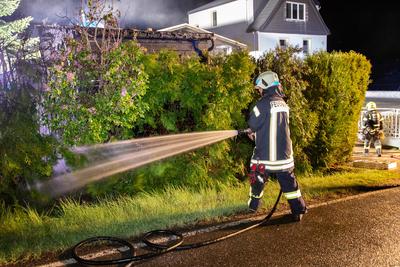 Feuerwehr r?ckt zu Schuppenbrand aus ? Zwei Eins?tze binnen kurzer Zeit-stock-photo