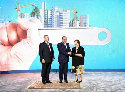 Egyptian President Abdel Fattah El-Sisi participates in the Labor Day celebrations at the Suez Steel Company headquarters-stock-foto