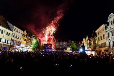 01.05.2025, GER, Kultur / Volksfest, Thueringentag in der Residenzstadt Gotha / 1250 Jahre Stadtfest, Musiksynchrones Feuerwerk An Der Wasserkunst-stock-foto