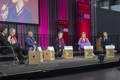 Podium Sexualisierte Gewalt und Machtmissbrauch-stock-foto