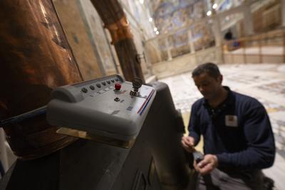 ITALY -  SETTING UP OF THE SISTINE CHAPEL AND INSTALLATION OF THE CHIMNEY BEFORE THE START OF THE CONCLAVE - 2025/5/3-stock-foto