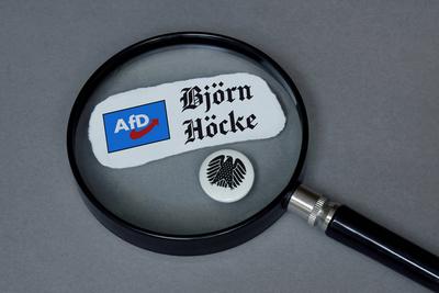 Lupe auf AfD-Logo mit Bj?rn H?cke und Button mit Bundesadler Lupe auf AfD-Logo mit Bj?rn H?cke und Button mit Bundesadle-stock-photo