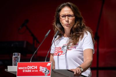 DGB Bundesvorsitzende Yasmin Fahimi bei Maidemonstration-stock-foto