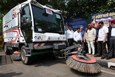 Delhi Environment Minister Manjinder Singh Sirsa Reviews Machines For Dust Mitigation, Pollution Control In Delhi-stock-photo