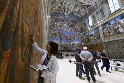 ITALY -  SETTING UP OF THE SISTINE CHAPEL AND INSTALLATION OF THE CHIMNEY BEFORE THE START OF THE CONCLAVE - 2025/5/3-stock-foto
