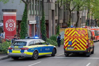 Auto faehrt in Menschenmenge, Stuttgart, Olgastra?e 35, Stuttgart, Heilbronnerstrasse / Kriegsbergstrasse, 02.05.25,-stock-foto