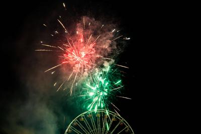 01.05.2025, GER, Kultur / Volksfest, Thueringentag in der Residenzstadt Gotha / 1250 Jahre Stadtfest, Musiksynchrones Feuerwerk An Der Wasserkunst-stock-foto