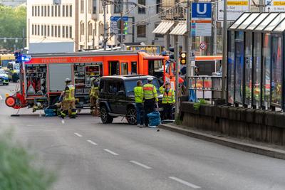 Auto faehrt in Menschenmenge in Stuttgart,-stock-foto