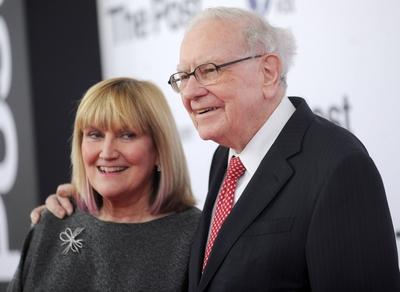 WASHINGTON, D.C. DECEMBER 14: Susie Buffett and Warren Buffett at the premiere of The Post on December 14, 2017, in Was-stock-foto