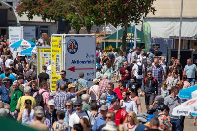 Maimarkt Mannheim 2025: Viele Besucher am Br?ckentag 02. Mai. Der Mannheimer Maimarkt ist die gr??te regionale Verbrauch-stock-photo
