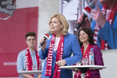 Bundestagspraesidentin Julia Kloeckner  auf dem roten Sofa-stock-photo