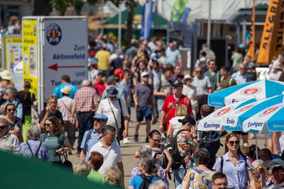 Maimarkt Mannheim 2025: Viele Besucher am Br?ckentag 02. Mai. Der Mannheimer Maimarkt ist die gr??te regionale Verbrauch-stock-photo