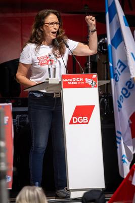 DGB Bundesvorsitzende Yasmin Fahimi bei Maidemonstration-stock-foto