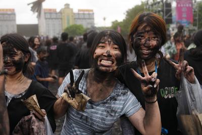 PU ER, CHINA - MAY 02: People take part in a folk event called daubing face black on May 2, 2025 in Mojiang Hani Autonom-stock-foto